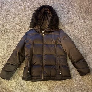 CALVIN KLEIN Women’s down puffer jacket faux fur detail around hood.